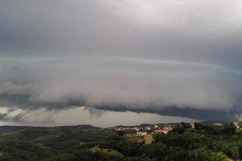 FOTO: Poglejte, kakšen neverjeten oblak je pravkar nad Goriškimi brdi (uresničujejo se najmračnejše napovedi) (foto: Facebook/Neurje.si/Nataša Vuga Urbas)