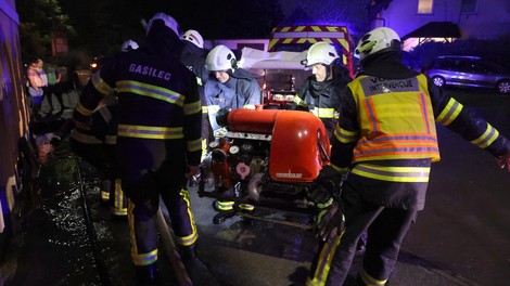 FOTO in VIDEO: Obilne padavine že povzročajo škodo (poplavilo je več stanovanjskih objektov in šolo)