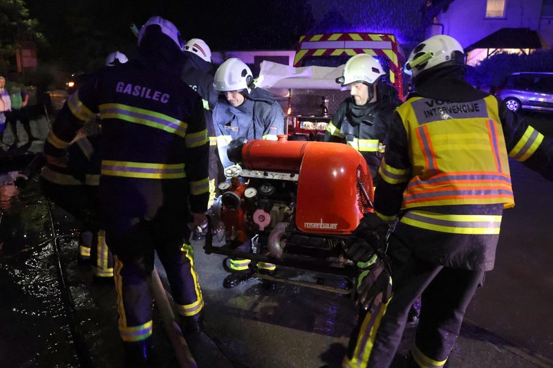 FOTO in VIDEO: Obilne padavine že povzročajo škodo (poplavilo je več stanovanjskih objektov in šolo) (foto: Bobo)