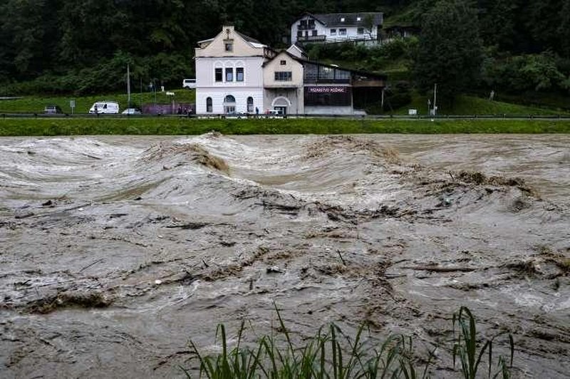 V Celju se začenja širša evakuacija (sirena se je oglasila že petkrat) (foto: STA)