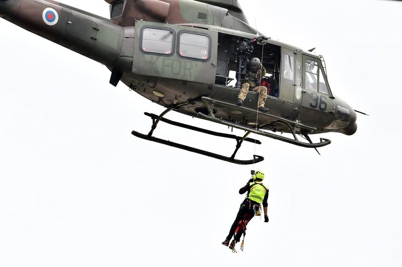 Reševalci najbolj ogroženim pomagajo s helikopterji. (foto: Profimedia)