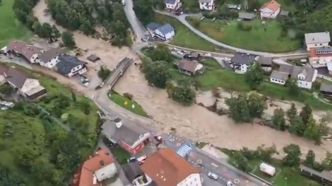 Grozljivo osupljiva moč vode: v Komendi porušen most, situacija za gasilce preveč zahtevna (FOTO+VIDEO)