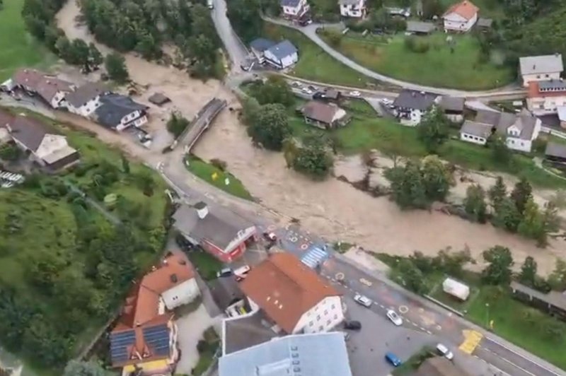 Grozljivo osupljiva moč vode: v Komendi porušen most, situacija za gasilce preveč zahtevna (FOTO+VIDEO) (foto: Posnetek zaslona/Twitter/Policija)