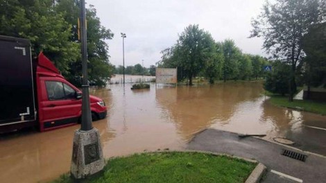 Apokaliptični prizori: Slovenija pod vodo, nekateri deli države zaradi poplav odrezani od sveta (FOTO+VIDEO)