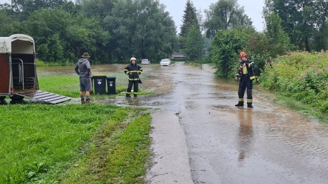 Srčnost izjemnih gasilcev ne pozna meja: z močno poplavljenega območja reševali konje (FOTO)