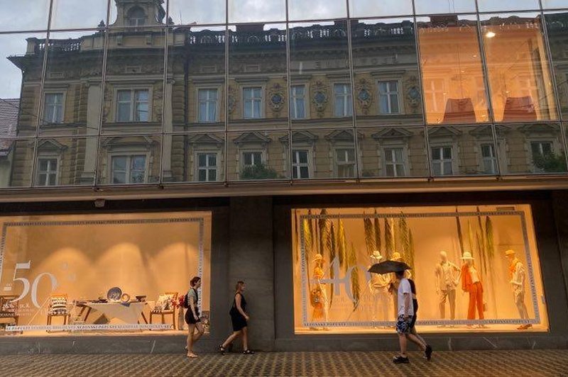 V Ljubljani sirena za nevarnost, na uradni turistični strani pa objava o "čarih deževnega glavnega mesta" (foto: Twitter/Visit Ljubljana)