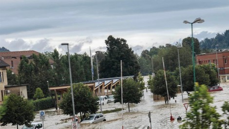 Obsedeno stanje tudi v Medvodah: voda je vsepovsod, zaliva domove, ceste so poplavljene, evakuacija občanov v teku (FOTO)