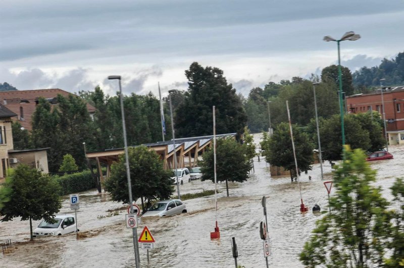 Obsedeno stanje tudi v Medvodah: voda je vsepovsod, zaliva domove, ceste so poplavljene, evakuacija občanov v teku (FOTO) (foto: Uredništvo)