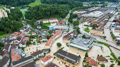 Razmere v Kamniku "katastrofalne" (hiše odrezane od sveta, ni pitne vode ... )