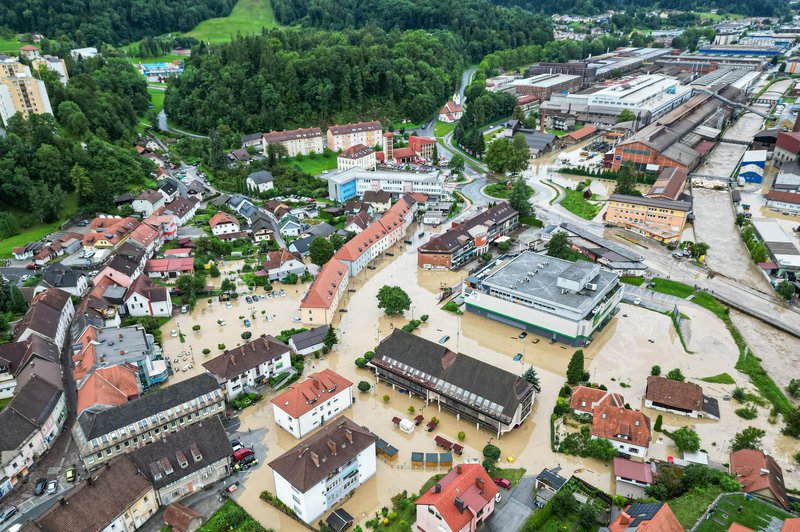 Razmere v Kamniku "katastrofalne" (hiše odrezane od sveta, ni pitne vode ... ) (foto: Gregor Ravnjak/Bobo)