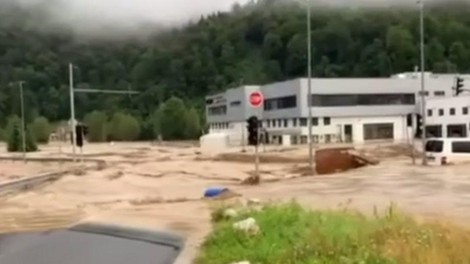 Prizori, ob katerih zaledeni kri: voda na polovici semaforja, zalila je kombi, odnesla montažni zabojnik ... (VIDEO)