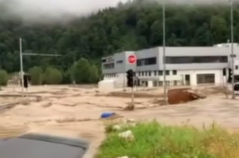 Prizori, ob katerih zaledeni kri: voda na polovici semaforja, zalila je kombi, odnesla montažni zabojnik ... (VIDEO) (foto: Facebook/Neurje.si/posnetek zaslona)