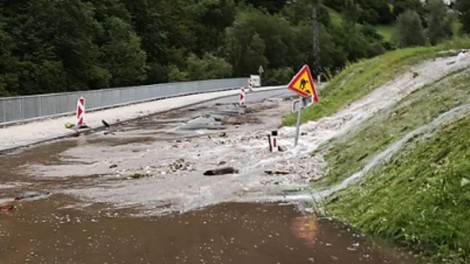 "Ljudje, ostanite doma!" Huda ura tudi v Idriji: plazovi in poplave zaprli številne ceste (FOTO)