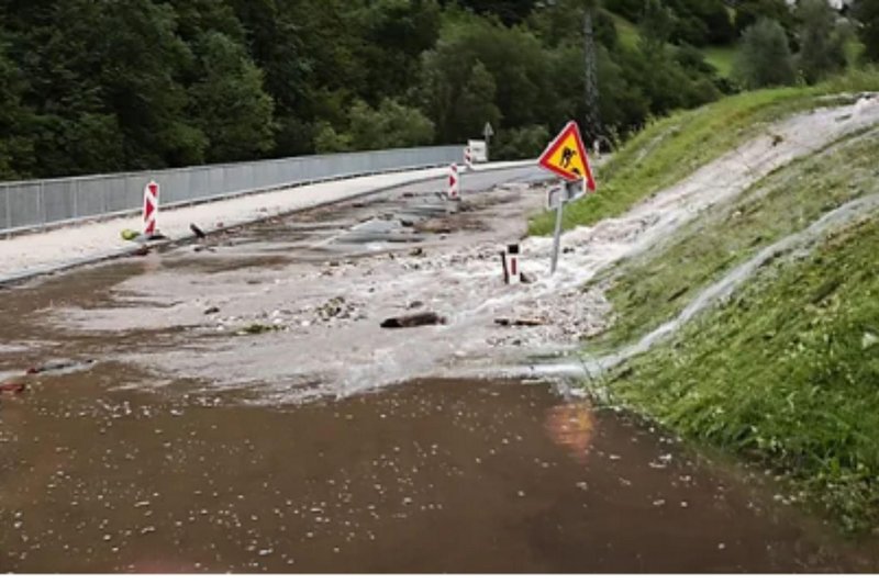 "Ljudje, ostanite doma!" Huda ura tudi v Idriji: plazovi in poplave zaprli številne ceste (FOTO) (foto: Posnetek zaslona/Idrija.com)