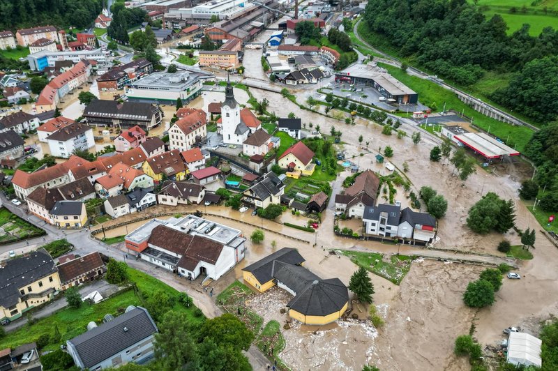 Ravne na Koroškem so pod vodo. (foto: Facebook/Grega Ravnjak)