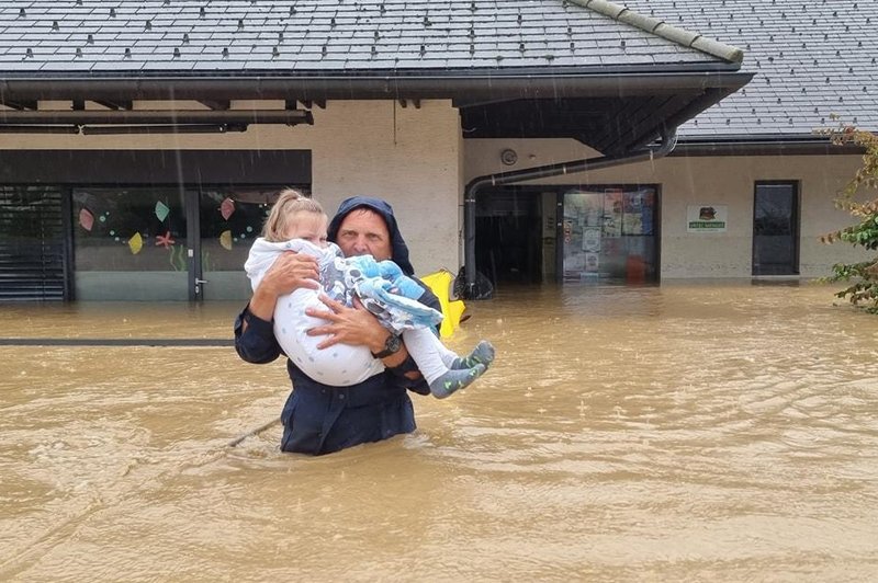 Kdaj se bodo otroci, ki so jih med poplavami reševali gasilci, lahko vrnili v vrtec Mengeš? (foto: Facebook/Prostovoljno gasilsko društvo Mengeš)