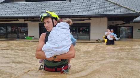 V vsej tej grozi tudi novica s srečnim koncem: gasilci iz vrtca v Mengšu uspešno evakuirali 22 otrok (fotografije, ob katerih zaboli srce)