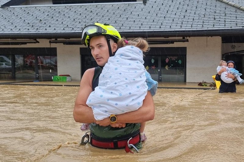 V vsej tej grozi tudi novica s srečnim koncem: gasilci iz vrtca v Mengšu uspešno evakuirali 22 otrok (fotografije, ob katerih zaboli srce) (foto: Facebook/Prostovoljno gasilsko društvo Mengeš)