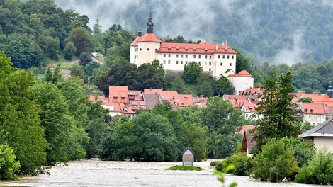 Ko ne moremo verjeti očem: "Dejansko je vsa Gorenjska pod vodo!" Ob prizorih poplavljene Škofje Loke bi lahko samo jokali (FOTOGALERIJA)