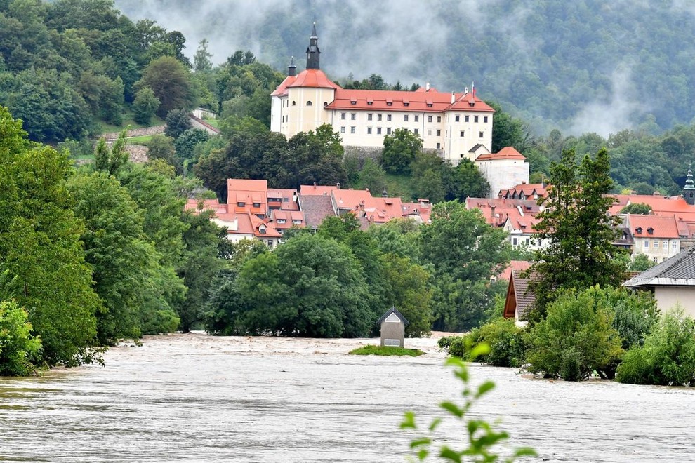 Ko ne moremo verjeti očem: "Dejansko je vsa Gorenjska pod vodo!" Ob prizorih poplavljene Škofje Loke bi lahko samo jokali (FOTOGALERIJA)