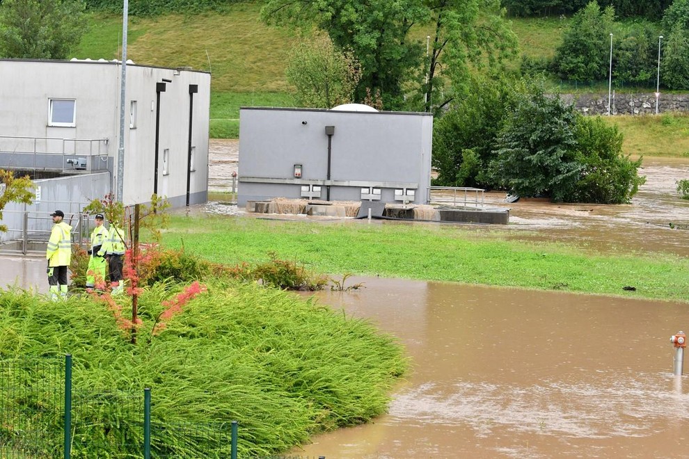 Ko ne moremo verjeti očem: "Dejansko je vsa Gorenjska pod vodo!" Ob prizorih poplavljene Škofje Loke bi lahko samo jokali (FOTOGALERIJA)