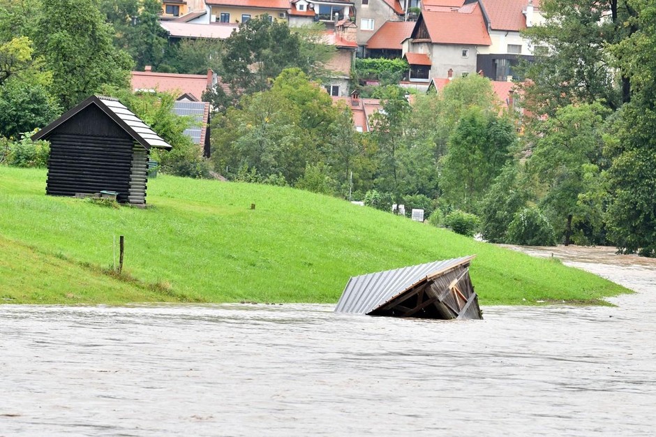 Ko ne moremo verjeti očem: "Dejansko je vsa Gorenjska pod vodo!" Ob prizorih poplavljene Škofje Loke bi lahko samo jokali (FOTOGALERIJA)