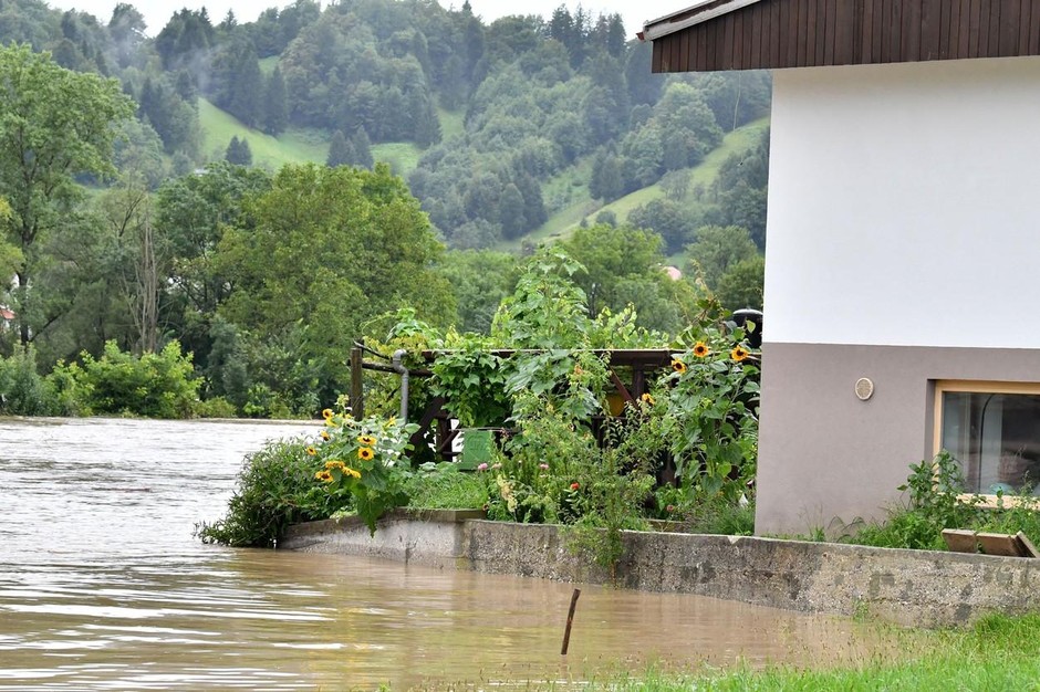 Ko ne moremo verjeti očem: "Dejansko je vsa Gorenjska pod vodo!" Ob prizorih poplavljene Škofje Loke bi lahko samo jokali (FOTOGALERIJA)