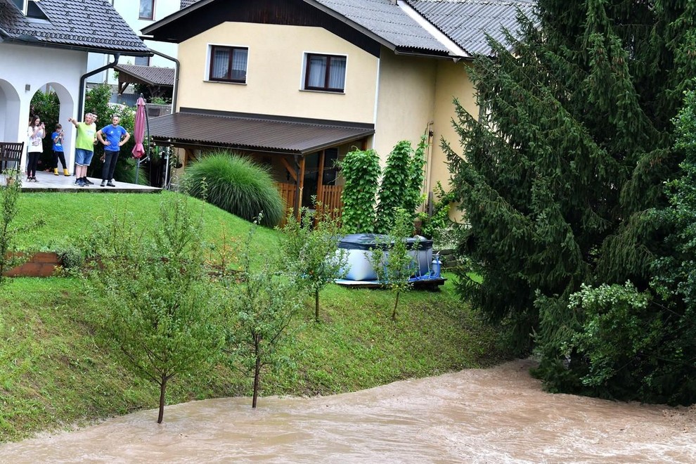 Ko ne moremo verjeti očem: "Dejansko je vsa Gorenjska pod vodo!" Ob prizorih poplavljene Škofje Loke bi lahko samo jokali (FOTOGALERIJA)