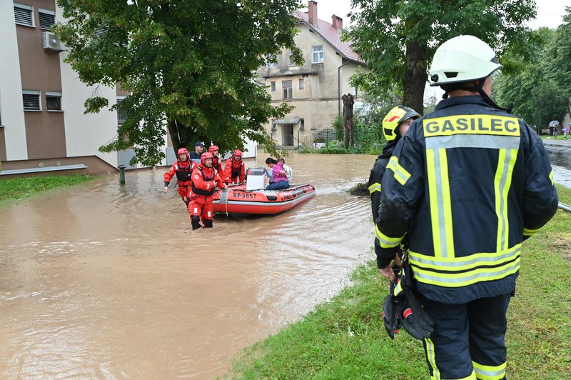 Gasilcem je vsaj nekaj malo polepšalo dan: končno imajo nasmešek na obrazu, čestitkam ni videti konca! (foto: Žiga Živulovič jr./Bobo)