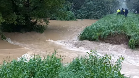 FOTO in VIDEO: Izredne razmere v Prekmurju: reka Mura prebila protipoplavni nasip, voda začela vdirati v bližnjo vas