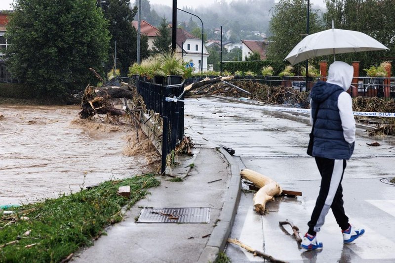 Zahtevne razmere na terenu: Z odrezano Koroško naj bi telekomunikacije vzpostavili še danes (foto: Profimedia)