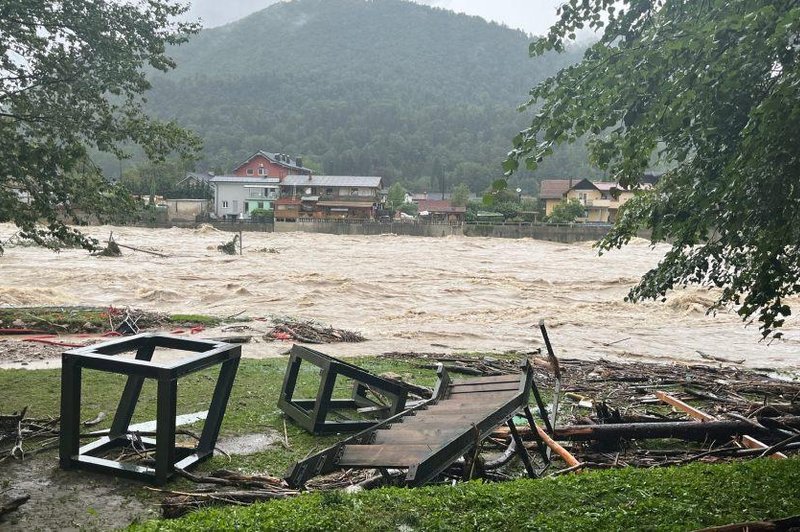 Pod vodo tudi številni deli Ljubljane: ljudje so prenočili v zasilnih nastanitvah, najhuje v Tacnu in Sneberjah (foto: Slalom Tacen)