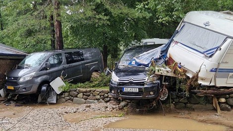 Grozljive podobe iz priljubljenega kampa: avto "visi" v zraku, prikolice so prevrnjene, hišice porušene (FOTO)