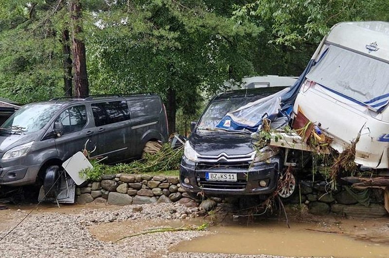 Grozljive podobe iz priljubljenega kampa: avto "visi" v zraku, prikolice so prevrnjene, hišice porušene (FOTO) (foto: Neurje.si)