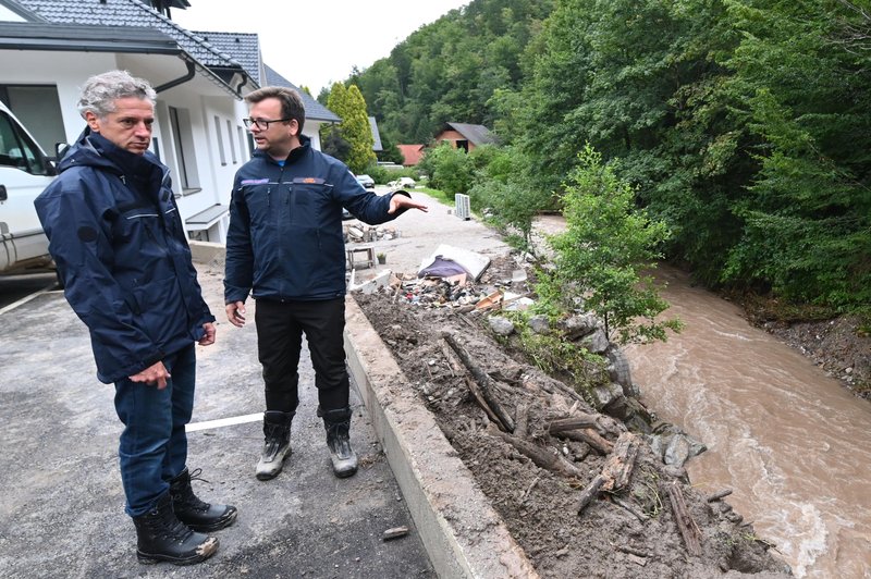 Robert Golob obiskal prizadeta območja in na glas obljubil: "Slovenci, ne boste ostali sami!" (foto: Žiga Živulovič jr./Bobo)