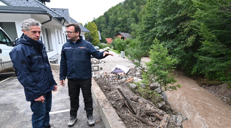 Robert Golob obiskal prizadeta območja in na glas obljubil: "Slovenci, ne boste ostali sami!" (foto: Žiga Živulovič jr./Bobo)