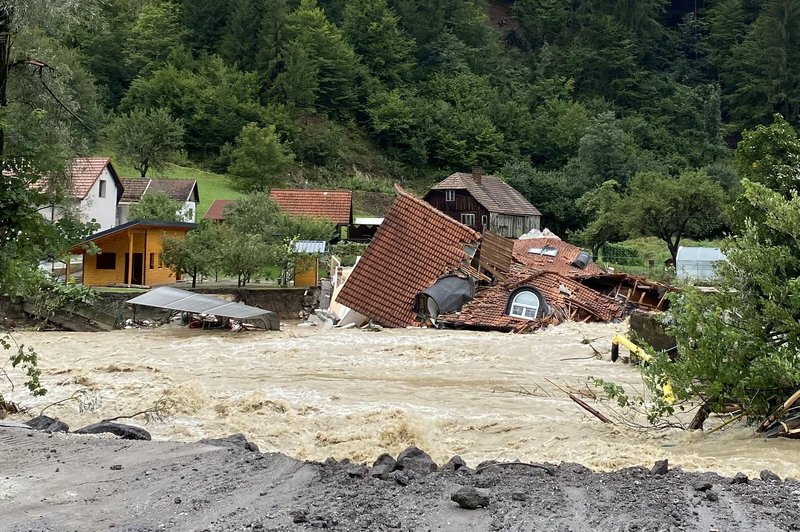 Prevaljski župan dr. Matic Tasič s solzami v očeh: "Uspeli smo rešiti bencinsko črpalko, hiše pa ne" (foto: Uredništvo)