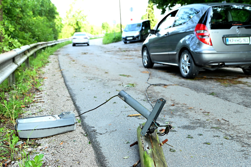 Številne ceste po Sloveniji zaprte: preverite, katerim odsekom se je nujno izogniti (foto: Žiga Živulovič jr./Bobo)