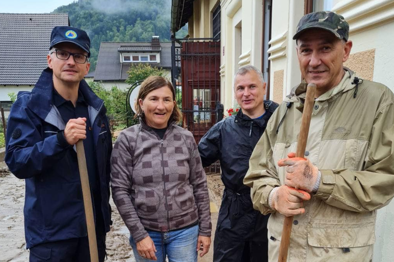 Ko celo politiki pljunejo v roke in primejo za lopate, Janez Janša pa se razveseli Marjana Šarca (foto: Facebook/Janez Janša)