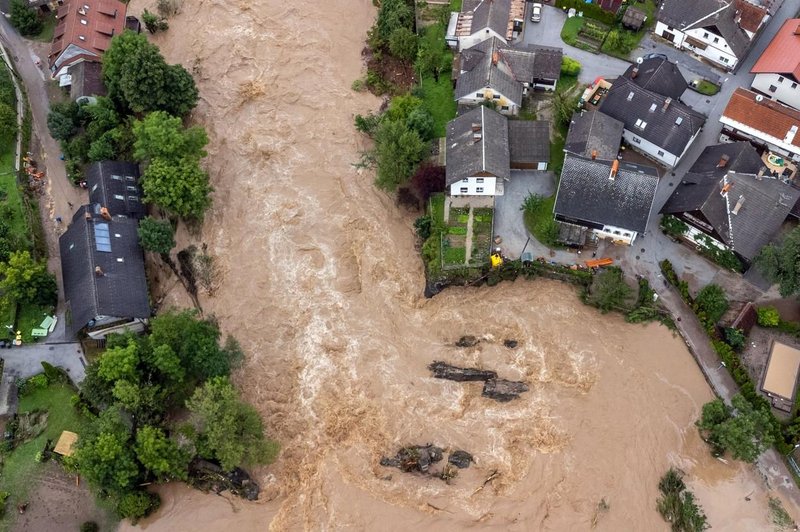 Vreme se umirja, na obzorju nova nevarnost: zdaj pretijo tudi zemeljski plazovi (kako prepoznati znake in se zaščititi?) (foto: Profimedia)