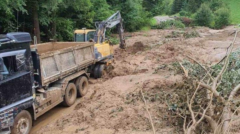 Slovenska občina uspešno sanirala odsek, ki ga je prizadel plaz (infrastruktura bo služila še vrsto let)