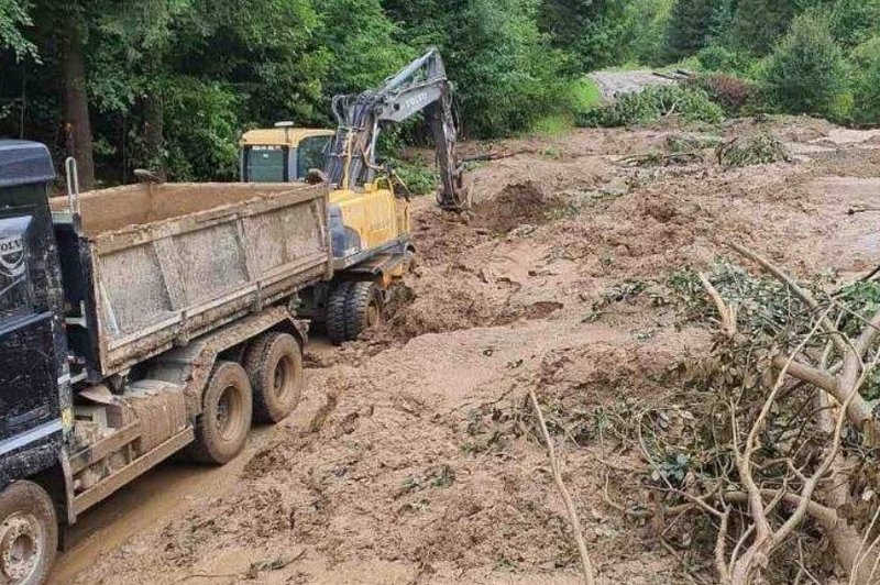 Tudi v Velenju vlada obsedeno stanje: plaz resno ogroža dve hiši, objekta so že izpraznili (foto: Mestna občina Velenje)