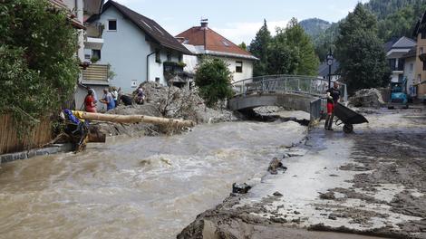 Humanitarček opozarja: pomoči ne nakazujte neposredno na tekoče račune fizičnih oseb (naredite lahko več škode kot koristi)