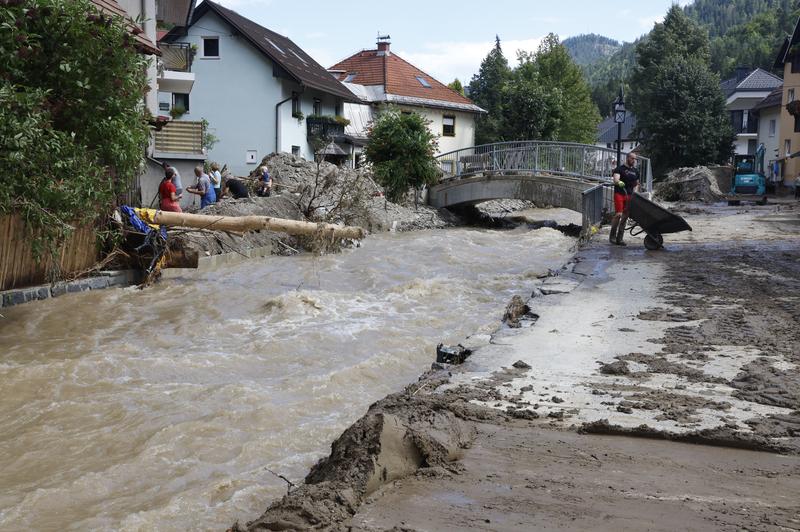 Humanitarček opozarja: pomoči ne nakazujte neposredno na tekoče račune fizičnih oseb (naredite lahko več škode kot koristi) (foto: Borut Živulović/Bobo)