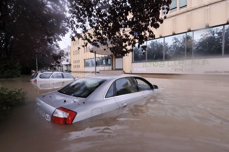 Veste, kako ravnati v primeru poplavljenega vozila? (Tega nikar ne počnite) (foto: Srdjan Živulović/Bobo)