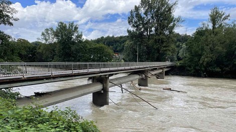 Poškodovana kanalizacijska cev v Kranju: nam grozi ekološka katastrofa?