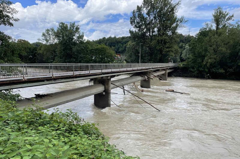 Poškodovana kanalizacijska cev v Kranju: nam grozi ekološka katastrofa? (foto: Mestna občina Kranj)