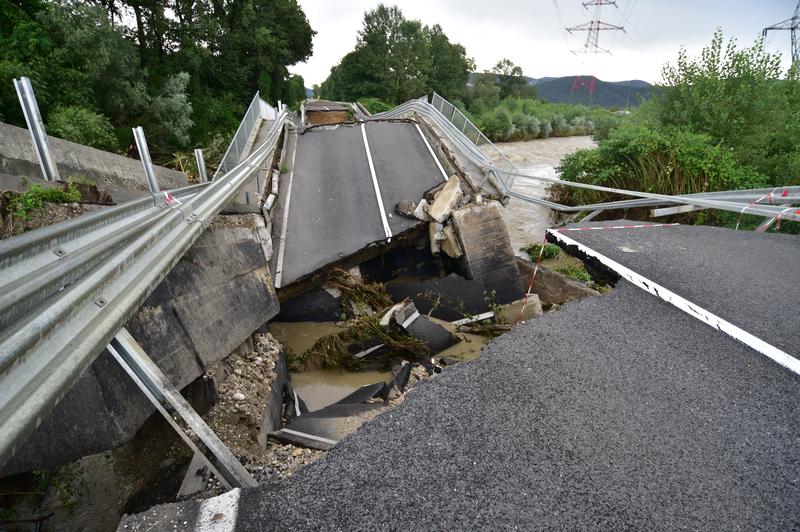 Kaj storiti, ko vam naravna nesreča onemogoča odhod na delo? (foto: Igor Kupljenik /BOBO)