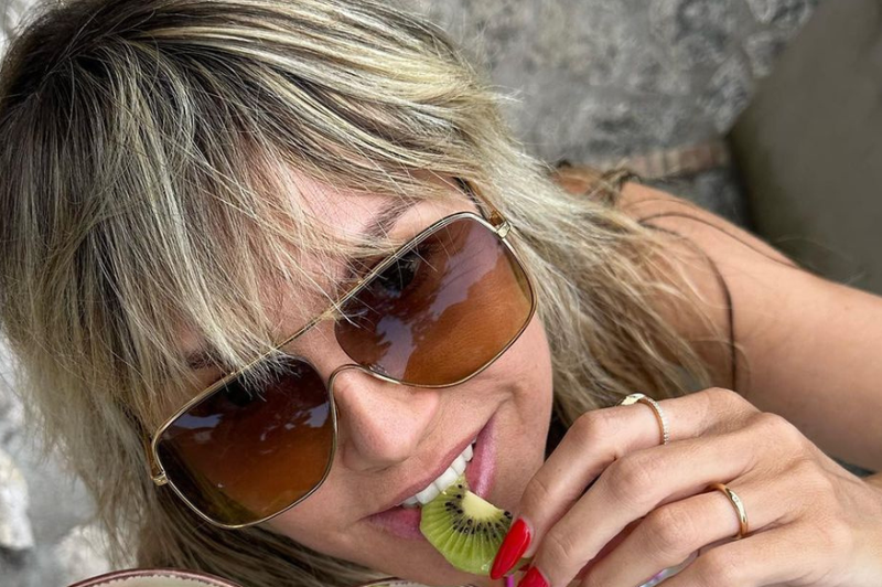 FOTO: Heidi Klum na vroči fotografiji pozirala s sadjem, a vsi so najprej opazili ... (foto: Instagram/Heidi Klum)