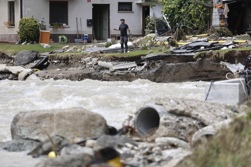 Prijava poplavne škode pri zavarovalnicah: s prijavo ne hitite, zelo pomembno pa je, da vso škodo čim bolje dokumentirate (foto: Borut Živulovič/Bobo)